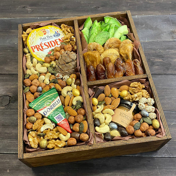 Muzhskoj-buket-127.-YAshhik-s-orehami-suhofruktami-i-syrom.jpg